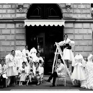 Fă un tur pietonal al celebrelor case de modă de pe Avenue Montaigne